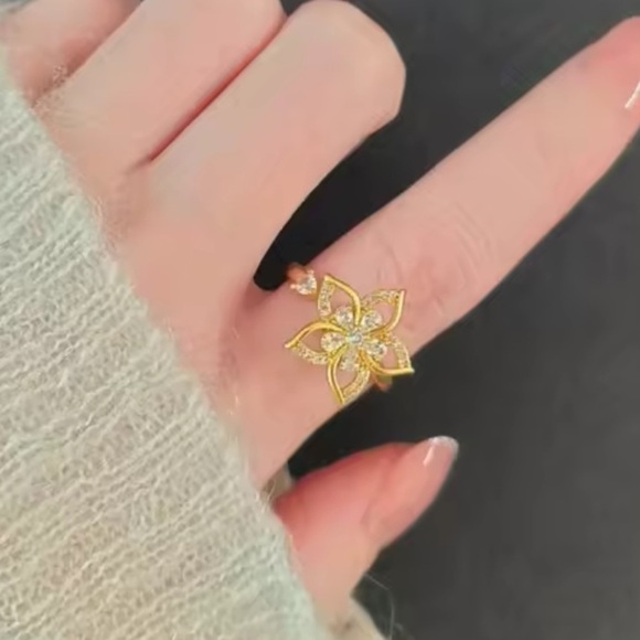 Free people
Anti stress spinner Floral Ring with Crystals
Surface width 2 mm - Picture 5 of 14